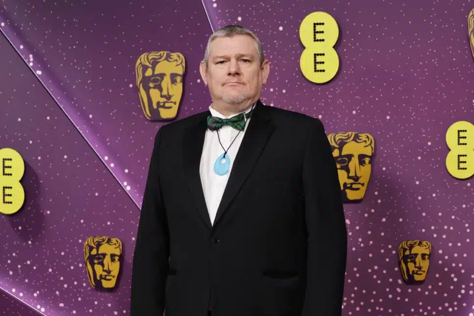 O ativista John Davidson durante cerimônia do Bafta 2026, em Londres