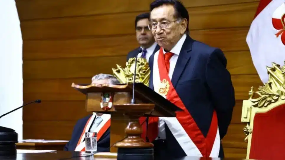 O congressista José Balcázar assume como presidente interino do Peru