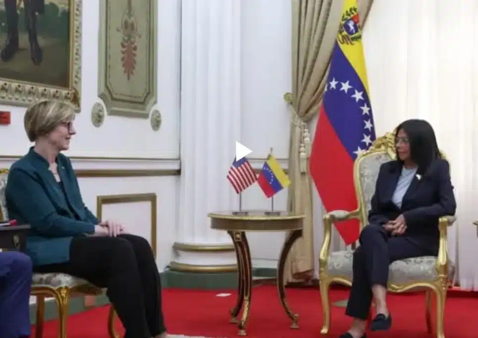 Laura Dogu, enviada dos EUA, e Delcy Rodríguez, se reúnem na Venezuela