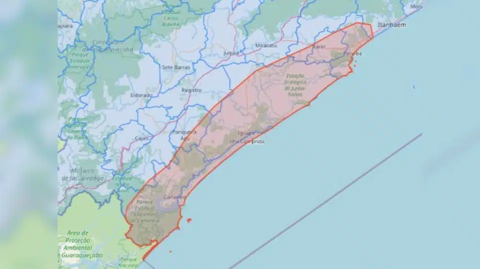 Ainda segundo a Defesa Civil, os ventos que sopram do oceano devem manter o tempo chuvoso ao longo do dia