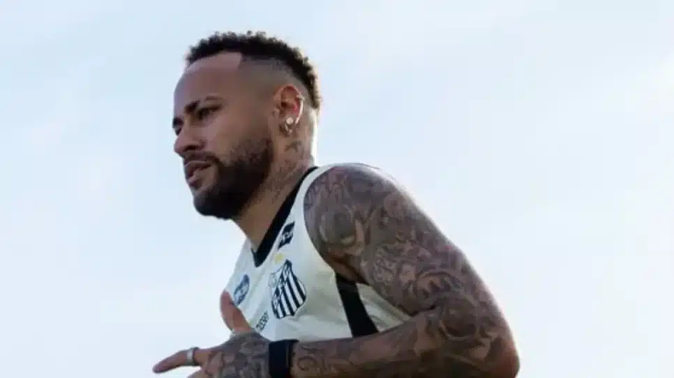 Neymar trabalha sem bola no gramado do CT Rei Pelé