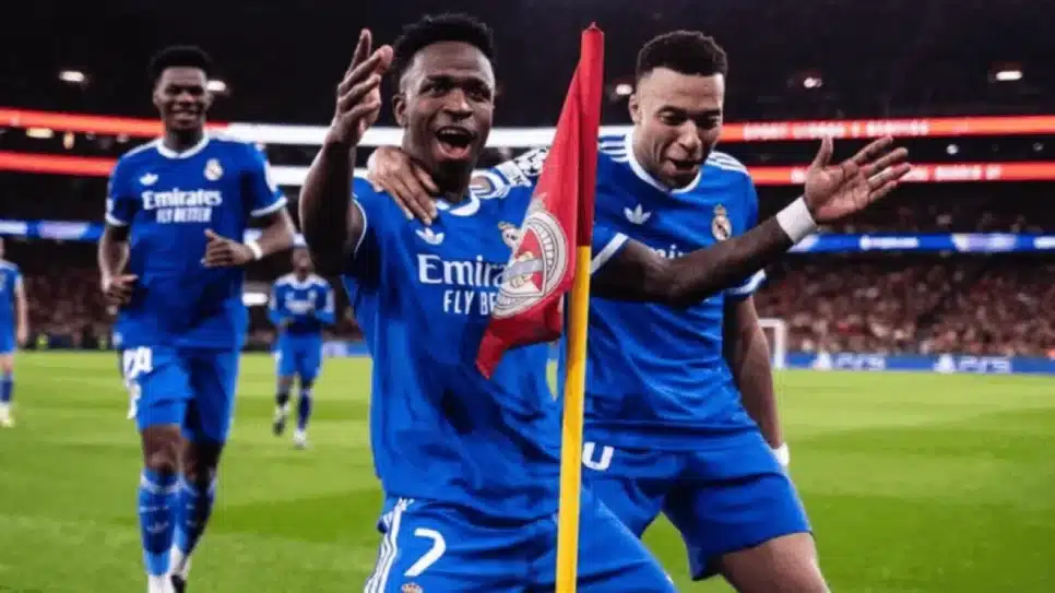 Vini Jr. (esq.) comemorando gol ao lado de Mbappé (dir.)