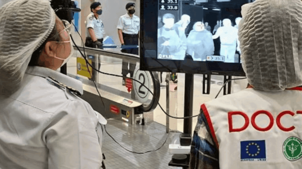 Em aeroporto na Tailândia, médicos epimidológicos escaneiam temperatura corporal de passageiros