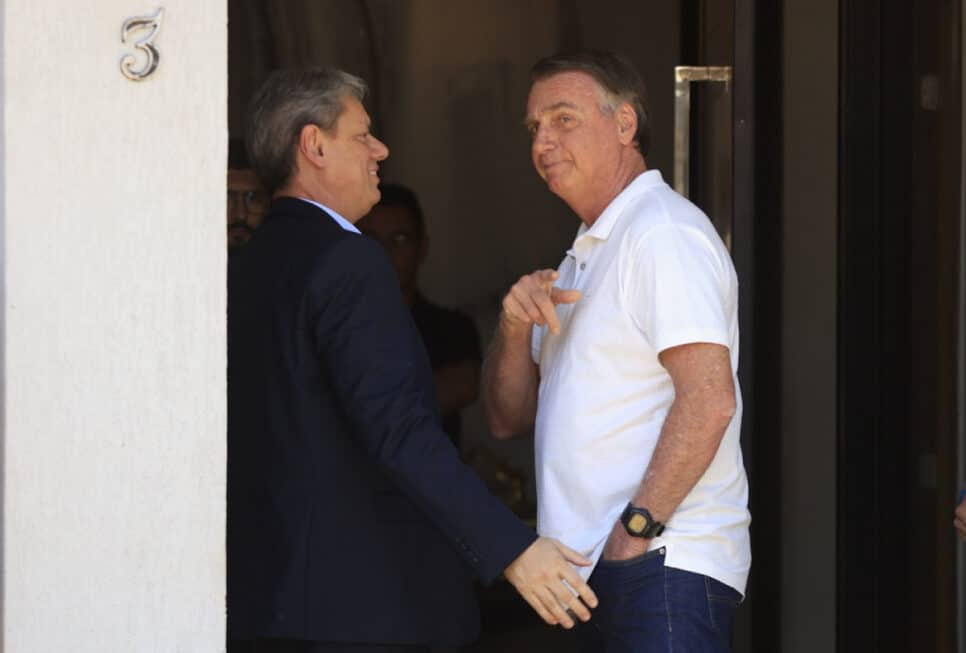O governador de São Paulo, Tarcísio de Freitas (Republicanos) (E), visita nesta segunda-feira, 29, o ex-presidente Jair Bolsonaro (PL), que está em prisão domiciliar em Brasília.