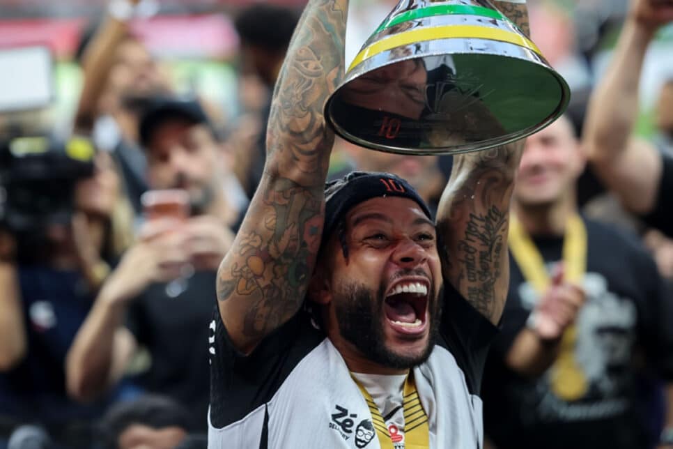 Memphis ccarega taça da Supercopa do Brasil
