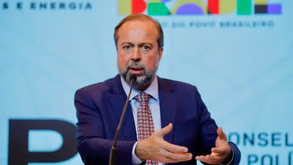 Na imagem, o ministro de Minas e Energia, Alexandre Silveira (MDB), durante entrevista na sede do Ministério depois da 1ª reunião do CNPM (Conselho Nacional de Política Mineral)