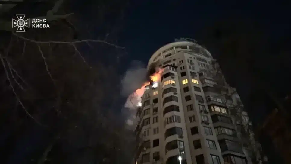 Prédio de Kiev, capital da Ucrânia, é danificado após ataque da Rússia