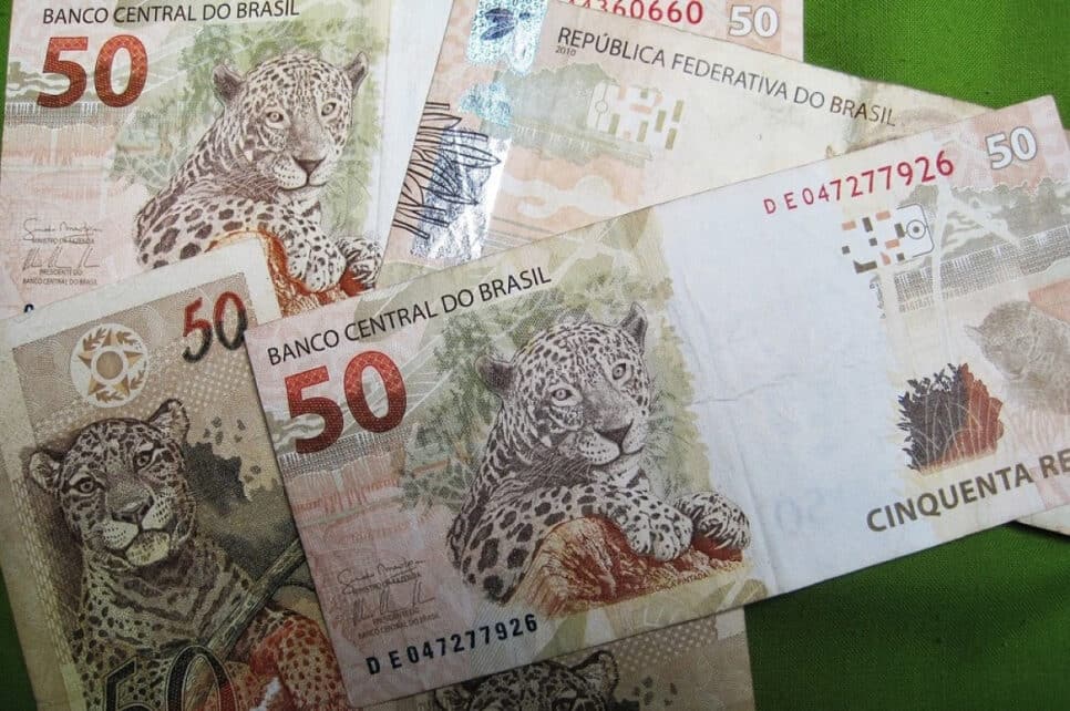 Notas de R$ 50 em mesa
