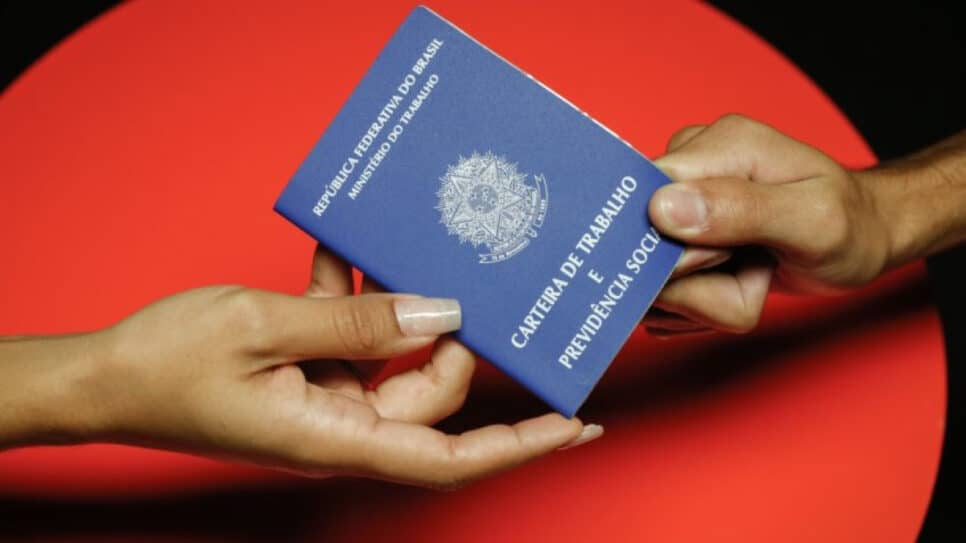 Na imagem, uma carteira de trabalho