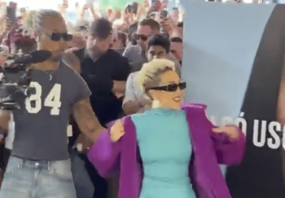 Doja Cat em loja de maquiagem no Top Center Shopping, localizado na Avenida Paulista, em São Paulo