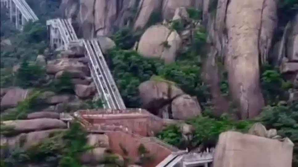 Na imagem, parte da maior escada rolante aberta do mundo, inaugurada na China em 2025