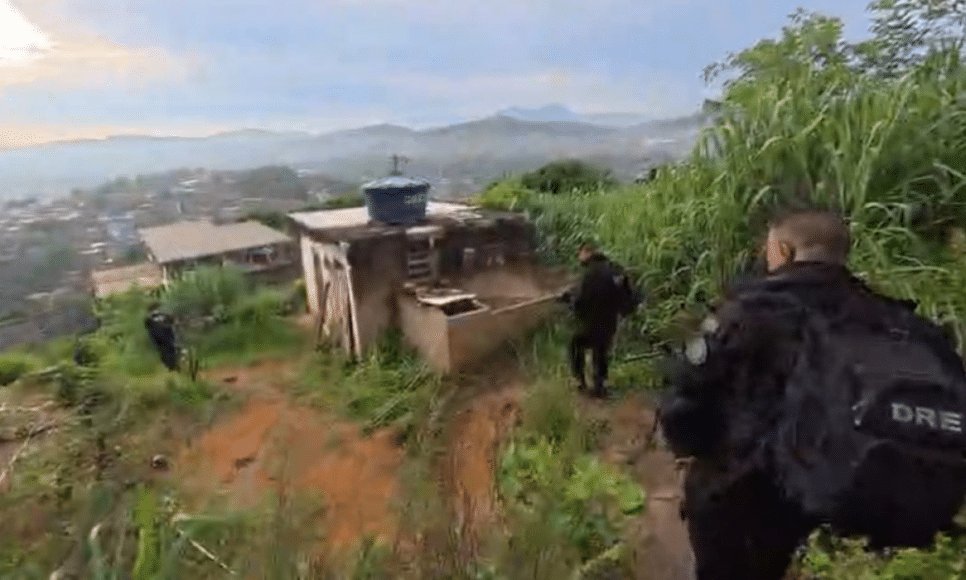 Polícia do RJ durante operação no RJ contra envolvidos em estupro coletivo contra adolescente