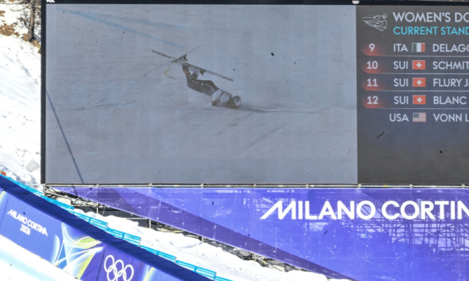 Telão mostra a americana Lindsey Vonn caindo durante a prova de downhill feminino nos Jogos Olímpicos de Inverno de Milão-Cortina 2026