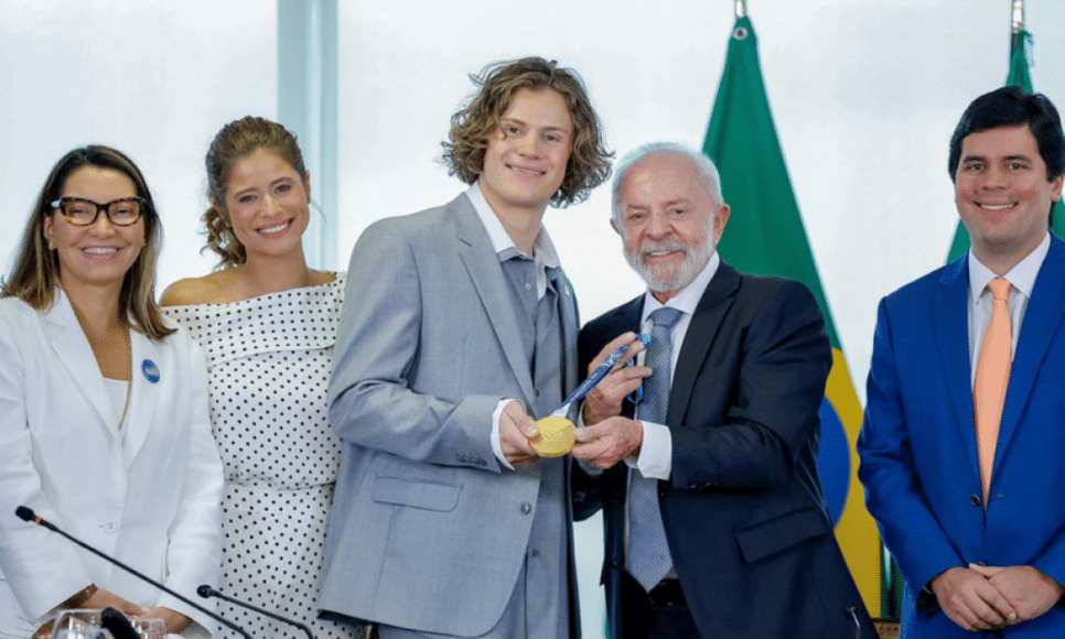 Presidente Lula durante encontro com o atleta medalhista de ouro nos Jogos Olímpicos de Inverno Milão–Cortina 2026, Lucas Pinheiro Braathen