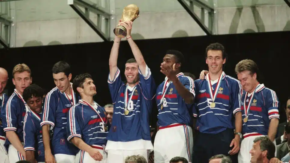 França levantando a taça a Copa do Mundo em 1998