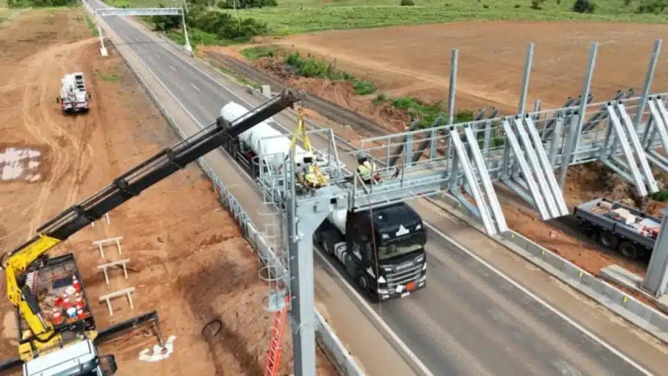 Na imagem, profissionais instalam os terminais de cobrança de pedágio sem cancelas na BR-264, em Rondônia