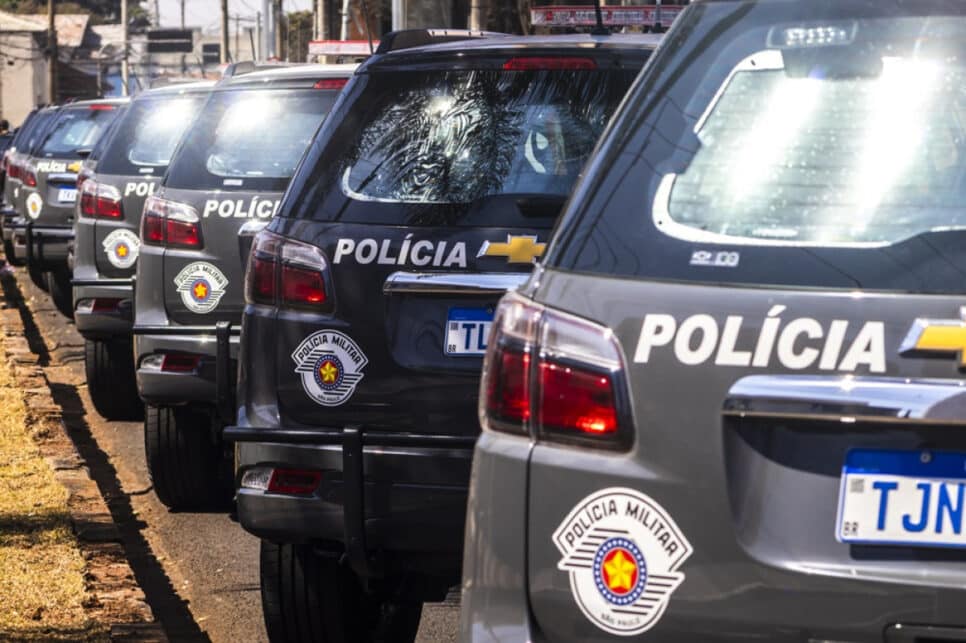 O governador do Estado de São Paulo, Tarcísio de Freitas, e o Secretário de Segurança Guilherme Derrite fazem a entrega de viaturas para as polícias civil e militar