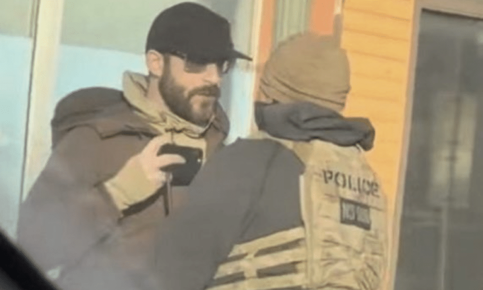 Alex Pretti em confronto com agentes do ICE uma semana antes de ser morto em Minneapolis