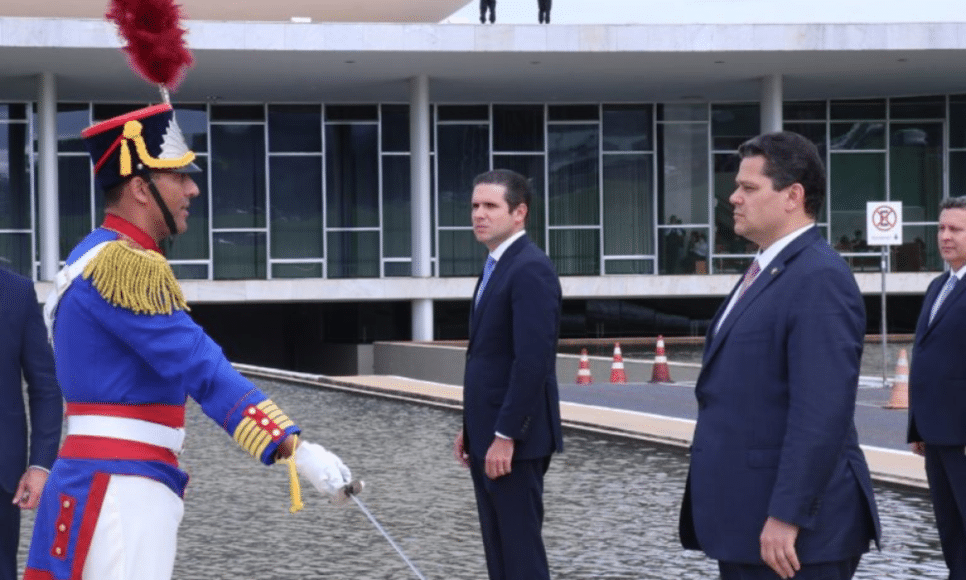 Hugo Motta (E) e Davi Alcolumbre (D) durante abertura da sessão no ano passado Fonte: Agência Câmara de Notícias