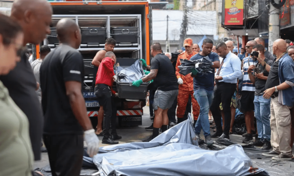 Rio de Janeiro (RJ), 29/10/2025 - Dezenas de corpos são trazidos por moradores para a Praça São Lucas, na Penha, zona norte do Rio de Janeiro. Operação Contenção. Foto: Tomaz Silva /Agência Brasil