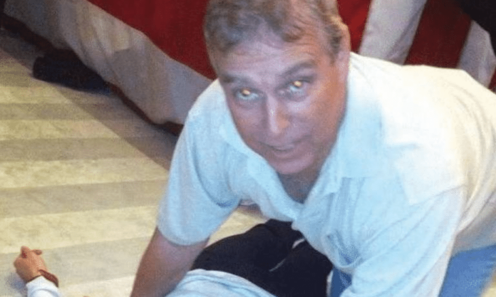 Príncipe Andrew aparece ajoelhado sobre uma mulher não identificada, deitada no chão, em uma das imagens citadas no caso Epstein; o filho da rainha Elizabeth 2ª sempre negou qualquer irregularidade - Divulgação Departamento de Justiça dos EUA
