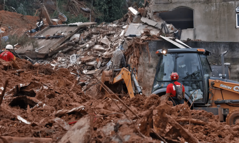 Juiz de Fora (MG), 24/02/2026 - Soldados do Corpo de Bombeiros e voluntários fazem busca e resgate de pessoas em escombros de casas soterradas por lama após fortes chuvas. Foto: Tânia Rêgo/Agência Brasil© Tânia Rêgo/Agência B