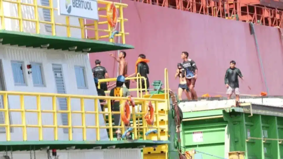 Na imagem, indígenas Baixo Tapajós, Munduruku do Médio e Alto Tapajós, Panará e Kayapó em embarcação da Cargill em protesto contra dragagem do rio Tapajós (PA)