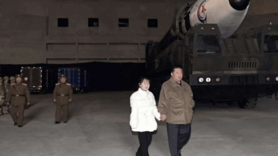Líder norte-coreano, Kim Jong-un, acompanhado da filha durante o teste de lançamento de um míssil balístico em 2022