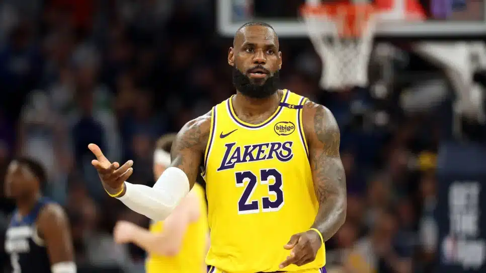 LeBron James em ação pelo Los Angeles Lakers contra o Minnesota Timberwolves