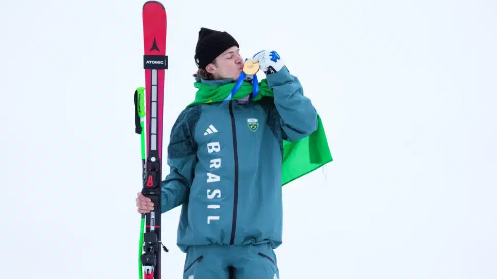 Lucas Pinheiro Braathen beija a medalha de ouro conquistada nos Jogos Olímpicos de Inverno de Milão-Cortina 2026