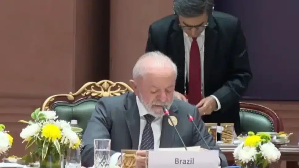 Na imagem, Lula discursando na Cúpula sobre o Impacto da Inteligência Artificial em Nova Délhi