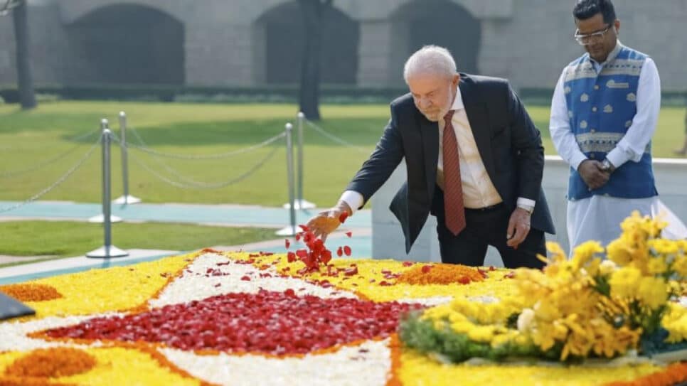 O presidente Lula em visita ao memorial Raj Ghat, onde estão as cinzas de Mahatma Gandhi, em Nova Délhi