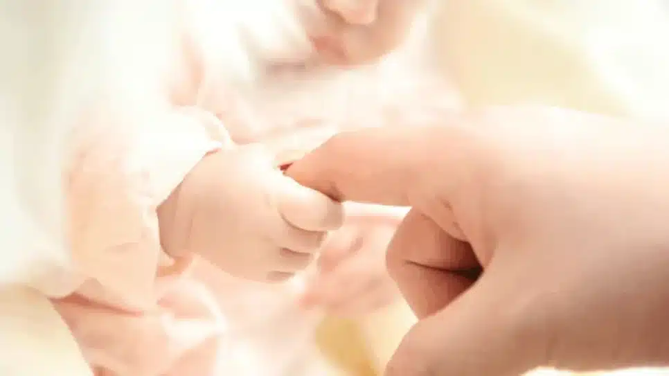 Mão de bebê e da mãe ilustra Projeto de Lei que coleta biometria na sala de parto