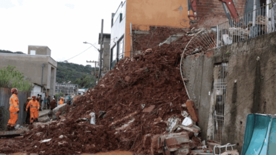 Casas destruídas depois de fortes chuvas no bairro Cerâmica, na zona sudeste de Juiz de Fora (MG), em 25 de fevereiro de 2026 | Tomaz Silva/Agência Brasil - 25.fev.2026