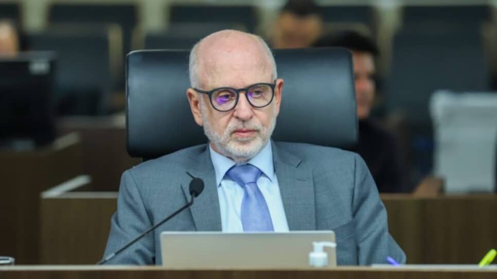 Na imagem, o ministro relator do caso da Avenida Litorânea, Benjamin Zymler, durante sessão no plenário do TCU (Tribunal de Contas da União)