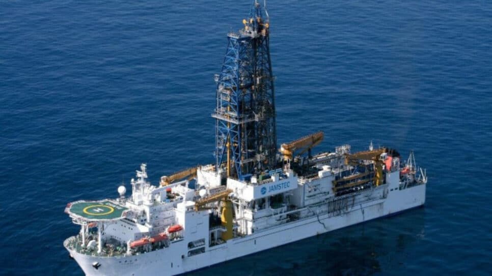 O navio de pesquisa japonês Chikyu, equipado com equipamentos de perfuração, partiu do porto de Shimizu para realizar um teste de extração de sendimentos em terras raras perto da ilha de Minamitori | Reprodução/X @takaichi_sanae - 2.fev.2026