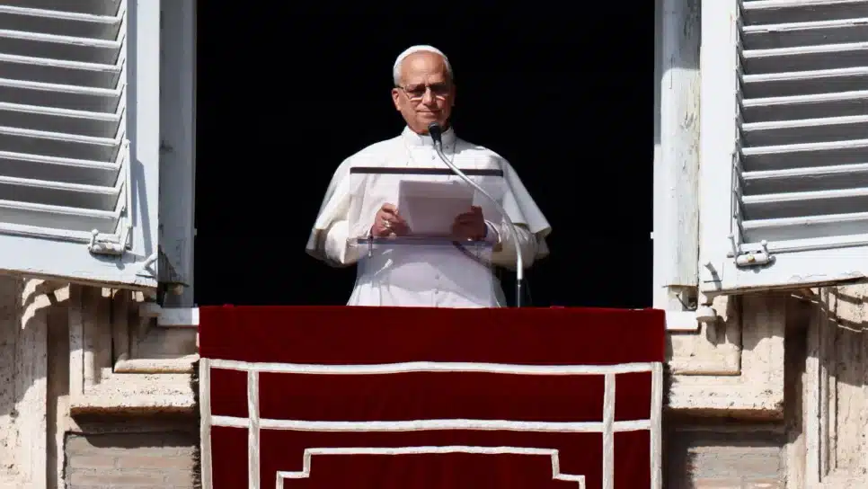 Papa Leão XIV realiza a oração do Angelus a partir da janela do Palácio Apostólico no Vaticano 2 de novembro de 2025