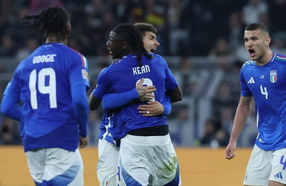 Jogadores da seleção italiana celebram gol contra a Alemanha, em jogo da Liga das Nações