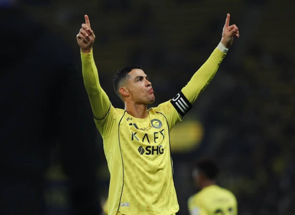 Cristiano Ronaldo celebra após anotar o primeiro gol do Al Nassr contra o Al Okhdood