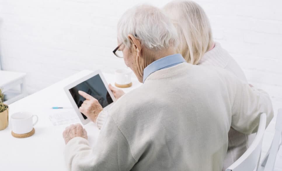 casal de idosos tecnologia