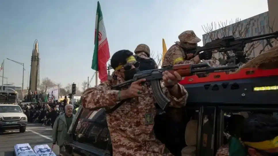 Militares da Guarda Revolucionária Islâmica do Irã transportam um míssil superfície-superfície de longo alcance de fabricação iraniana em um veículo durante uma manifestação militar no centro de Teerã