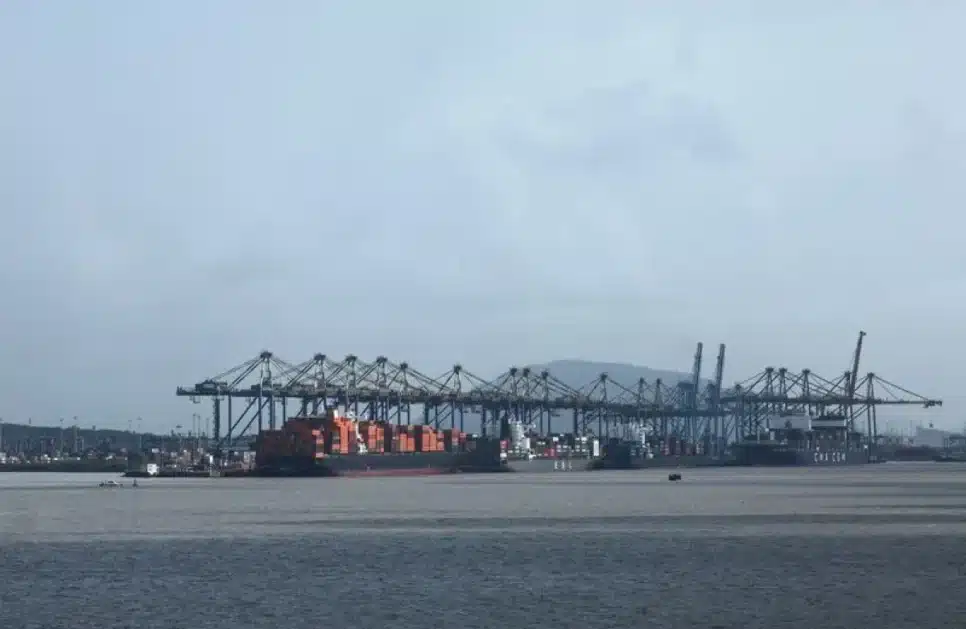 Vista de porto na Índia