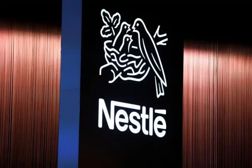 O logotipo da Nestlé durante a abertura da 151ª Assembleia Geral Anual da Nestlé em Lausanne