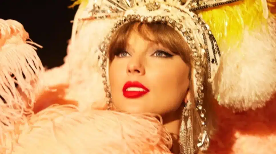 Taylor Swift em imagem promocional do "The Life of a Showgirl"