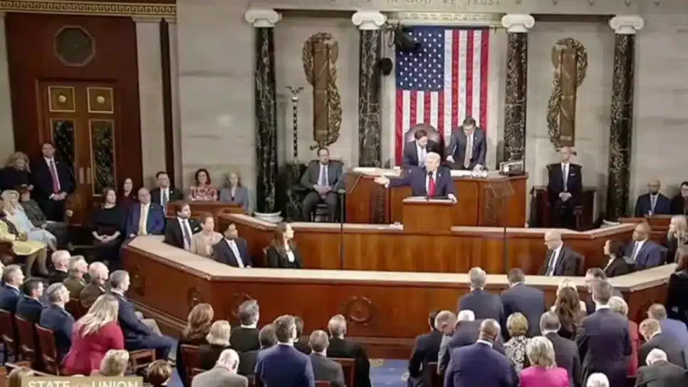Trump aponta para democratas durante discurso sobre o Estado da União