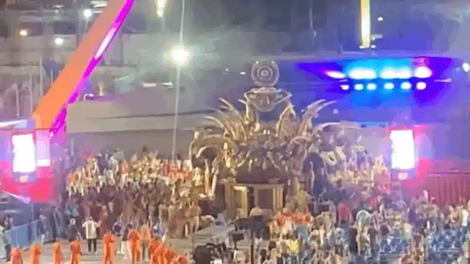 Momento em que equipe se mobiliza para socorrer feridos de acidente no carro da Unidos de Maricá