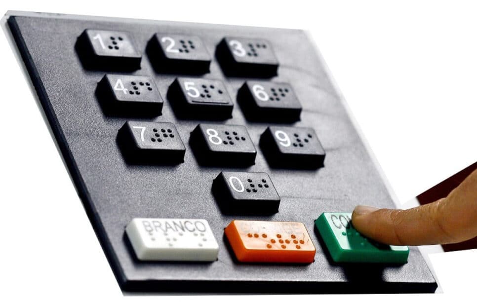 Urna eletrônica fotografada antes do início das Eleições 2010