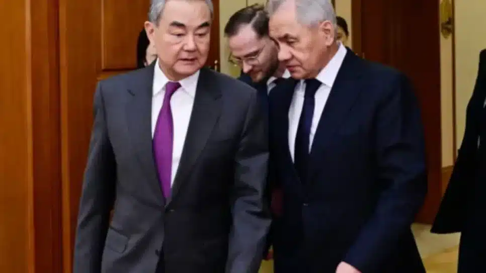 Na foto, o ministro das Relações Exteriores da China, Wang Yi (esquerda), com o secretário do Conselho de Segurança da Rússia, Sergei Shoigu (direita)
