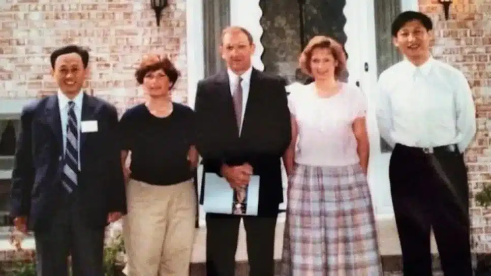 Na imagem, Xi Jinping (direita) durante sua visita à Iowa em 1985