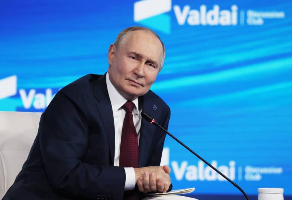 Presidente russo Vladimir Putin discursa durante uma sessão plenária da 22ª reunião anual do Valdai Discussion Club, em Sochi